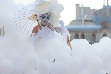 Bükreş, Romanya - 14 Temmuz 2018 Fransa, B-Fit Uluslararası Sokak Tiyatrosu Festivali, tarihi merkez