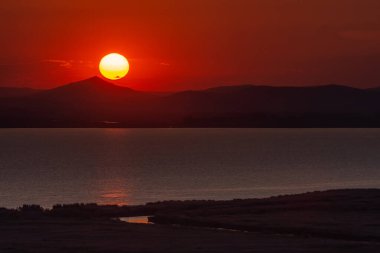 Tepelerin ardında batan güneşli güzel bir manzara, Konsolos Dağı, Razelm Razim Gölü, Dobrogea, Romanya