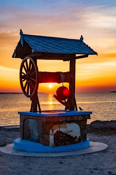 罗马尼亚Sarichioi Razelm湖附近美丽的风景 在日出时带着轮子的一口井 — 图库照片