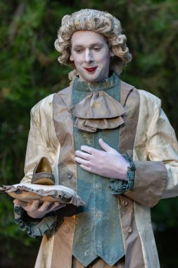 Bükreş, Romanya - 23 Mayıs 2018, Beyaz Atlı Prens, Hollanda LevendTheater, Yaşayan Heykeller, Sokak Tiyatrosu Festivali, Cismigiu Park