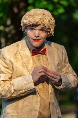 Bükreş, Romanya - 23 Mayıs 2018, Heart Conquering Show, Hollanda LevendTheater, Living Statues, Street Theater Festival, Cismigiu Park