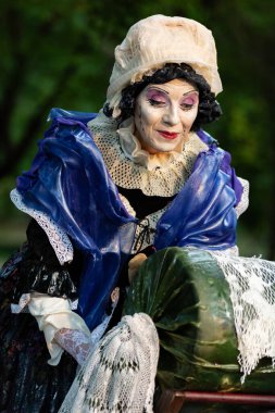 Bükreş, Romanya - 24 Mayıs 2018, Dantel üreticisi, Yaşayan Heykeller, Sokak Tiyatrosu Festivali, Cismigiu Park