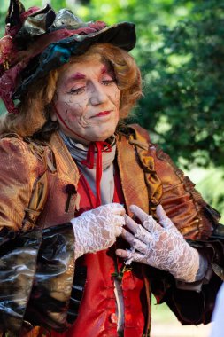 Bükreş, Romanya - 24 Mayıs 2018, Dantelli satıcı, Canlı Heykeller, Sokak Tiyatrosu Festivali, Cismigiu Park