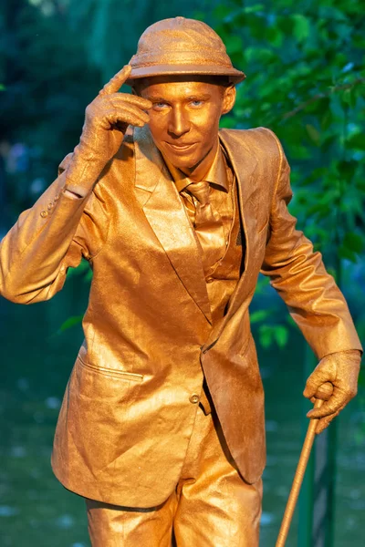 Bükreş, Romanya - 24 Mayıs 2018, Bay Showtime, Living Statues, Artel MYTH Ukrayna, Sokak Tiyatrosu Festivali, Cismigiu Park