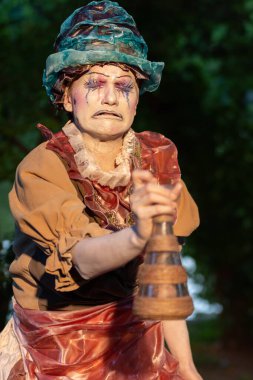 Bükreş, Romanya - 24 Mayıs 2018, Yorgan satıcısı, Canlı Heykeller, Sokak Tiyatrosu Festivali, Cismigiu Park