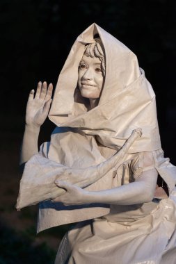 Bükreş, Romanya - 24 Mayıs 2018, Concordia, Kadın meyve sepeti, Artel Efsanesi, Yaşayan Heykeller, Sokak Tiyatrosu Festivali