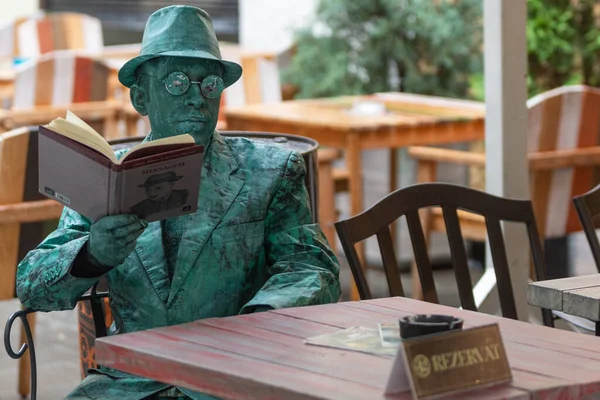 Bükreş, Romanya - 25 Mayıs 2018, Yaşayan Heykeller, Nuno Faria Portekiz, Sokak Tiyatrosu Festivali, Cismigiu Park