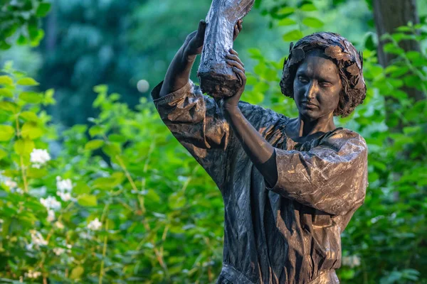 Bükreş, Romanya - 23 Mayıs 2018, Ahşap kütük tutan Kadın, Yaşayan Heykeller, Sokak Tiyatrosu Festivali, Cismigiu Park