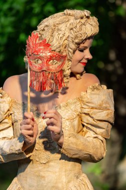 Bükreş, Romanya - 23 Mayıs 2018, Heart Conquering Show, Hollanda LevendTheater, Living Statues, Street Theater Festival, Cismigiu Park