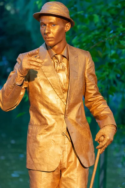 Bükreş, Romanya - 24 Mayıs 2018, Bay Showtime, Living Statues, Artel MYTH Ukrayna, Sokak Tiyatrosu Festivali, Cismigiu Park