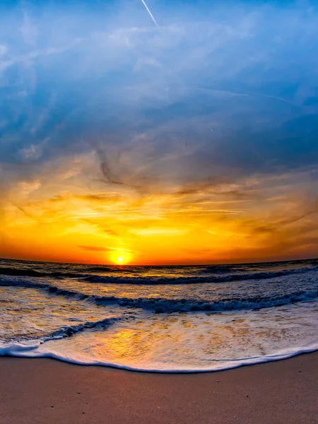 Sabahın Ilk Işıklarındaki Güzel Deniz Manzarası Dalgaların Kıyıları Yıkadığı Vama — Stok fotoğraf