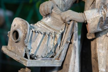 Fotoğrafçı elleri Romanya 'nın Bükreş kentinde eski bir vintage kamerayı tutuyor