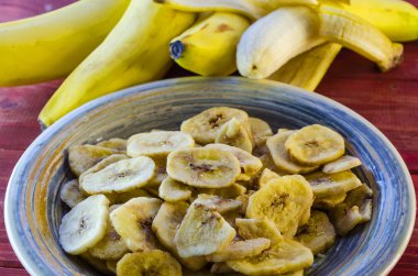 bir tabak içinde Muz fiş