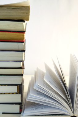 Kitaplar ve açık kitap yığını