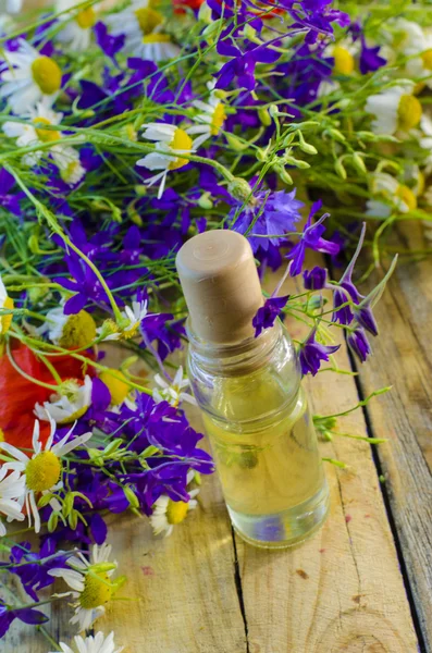 Aceite aromático con aroma a flores — Foto de Stock