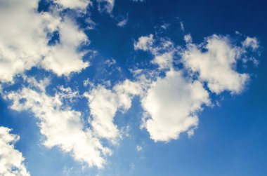 Bulutlardaki mavi gökyüzü
