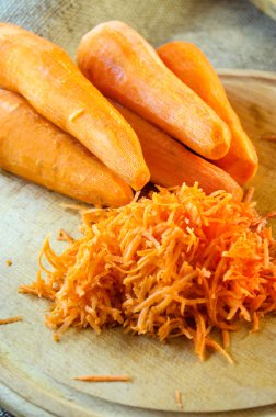 soyulmuş ve rendelenmiş çiğ havuç