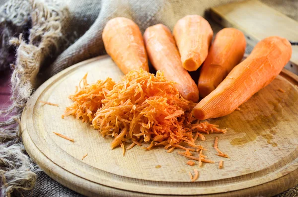 Сырая морковь очищенная и тертая — стоковое фото