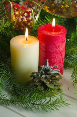 Yeni yıl ve Noel arka plan mumlar ile süslenen Noel ağacı