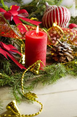 Yeni yıl ve Noel arka plan mumlar ile süslenen Noel ağacı