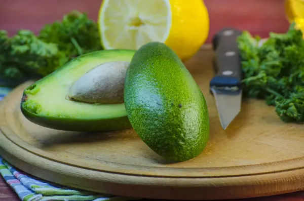 Sliced avocado on a cutting board — Stock Photo, Image