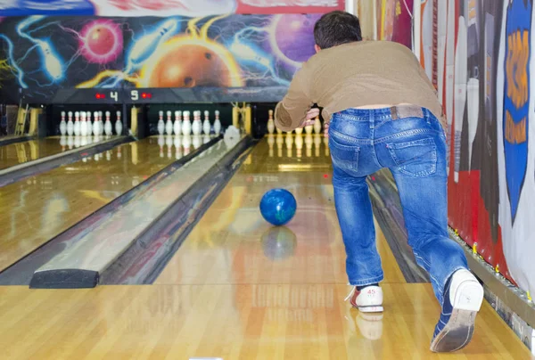 Participant throws a bowling ball on pins — Stock Photo, Image