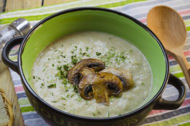 Mantar kremalı çorba.