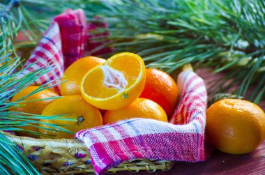 Taze mandalinalar sepette