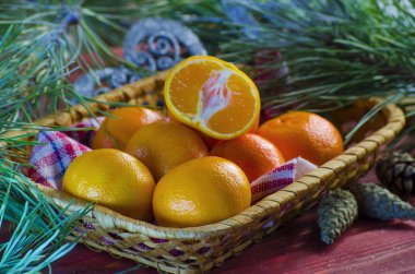 Taze mandalinalar sepette