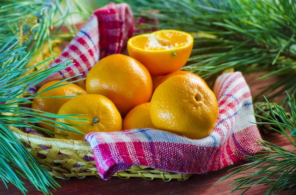 Fresh tangerines in a basket — Stock Photo, Image