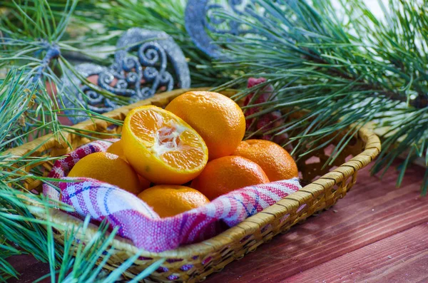 Fresh tangerines in a basket — Stock Photo, Image