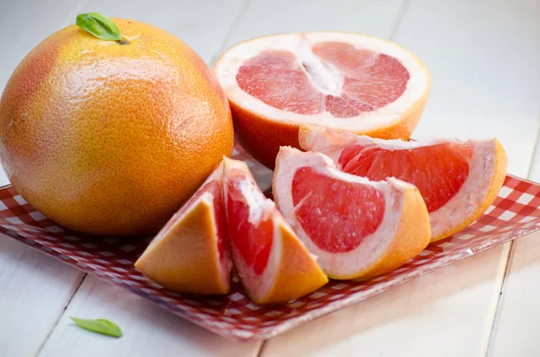 切熟透的葡萄柚 — 图库照片