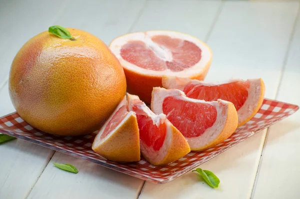 Geschnittene reife Grapefruit — Stockfoto