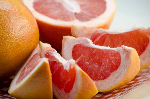 Нарезанный спелый грейпфрут — стоковое фото