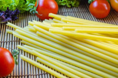 pişmemiş makarna ve sebzeler