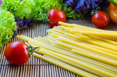 pişmemiş makarna ve sebzeler