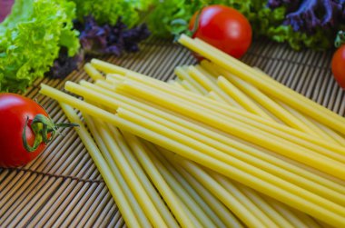 pişmemiş makarna ve sebzeler