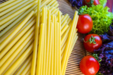 pişmemiş makarna ve sebzeler