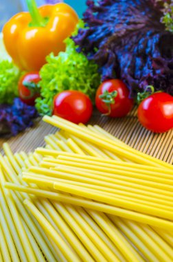 pişmemiş makarna ve sebzeler