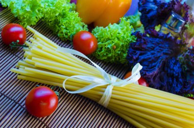pişmemiş makarna ve sebzeler