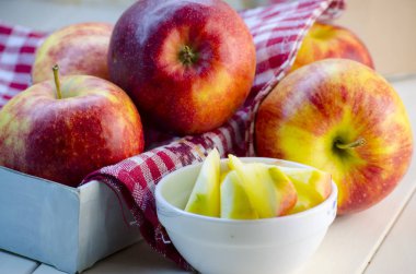 bir tabağa dilimlenmiş elma parçaları