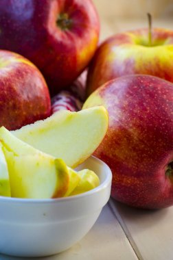 bir tabağa dilimlenmiş elma parçaları