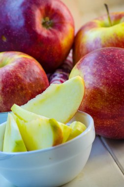bir tabağa dilimlenmiş elma parçaları