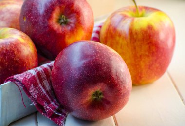 Masanın üzerinde büyük kırmızı elma