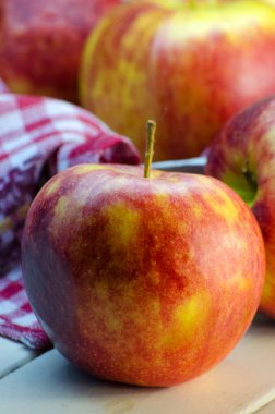 Masanın üzerinde büyük kırmızı elma