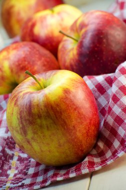 Masanın üzerinde büyük kırmızı elma