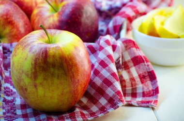 Masanın üzerinde büyük kırmızı elma