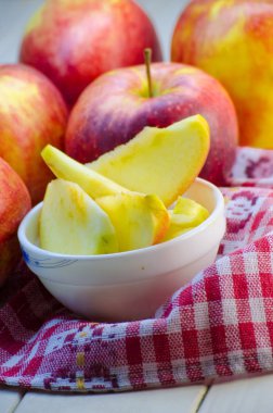 bir tabağa dilimlenmiş elma parçaları