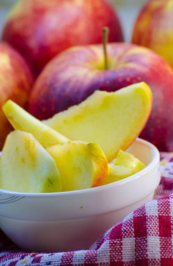 bir tabağa dilimlenmiş elma parçaları