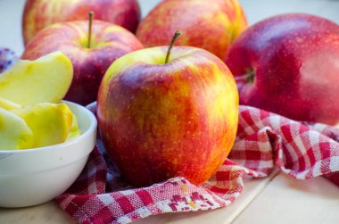 bir tabağa dilimlenmiş elma parçaları